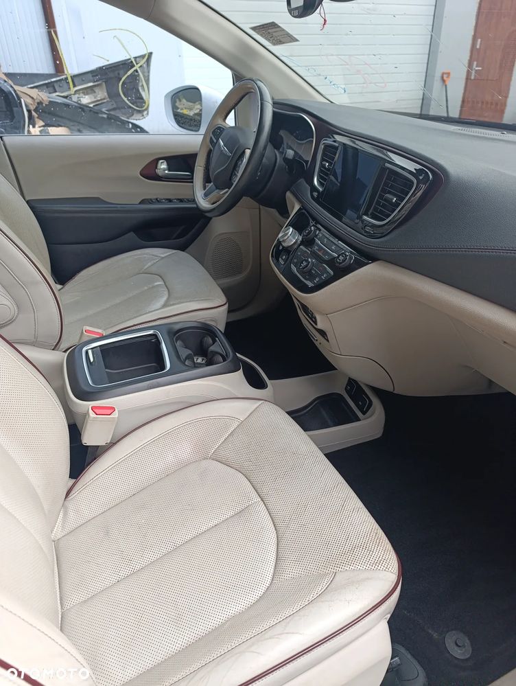 Chrysler Pacifica - 28