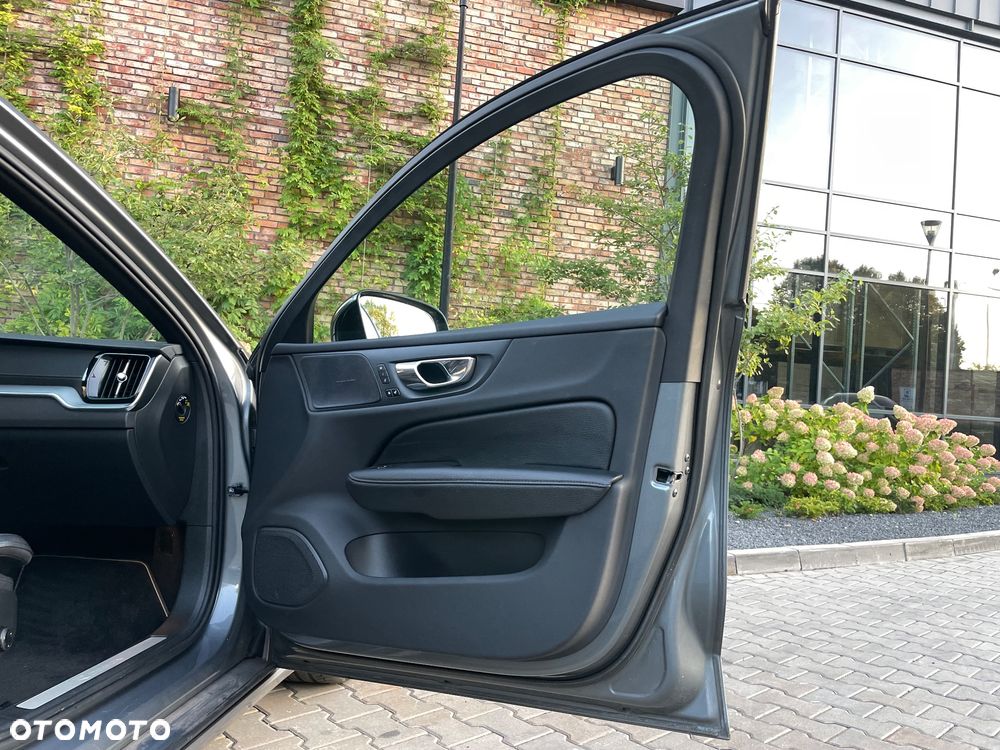 Volvo V60 D4 R-Design - 14
