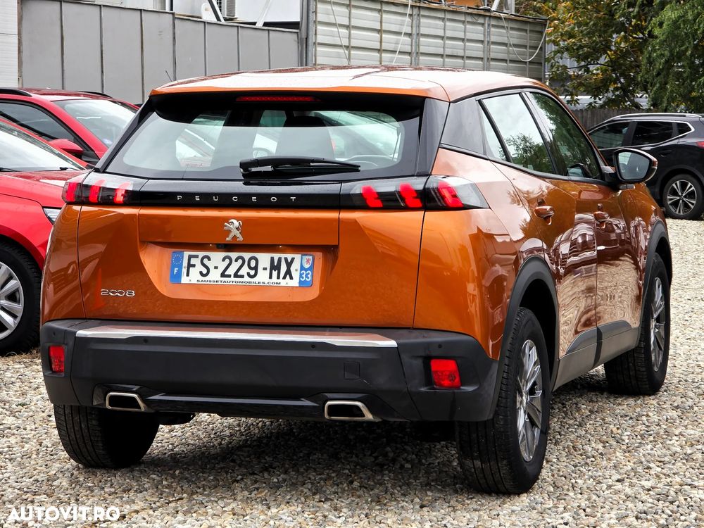 Peugeot 2008 1.2 L PureTech STT EAT8 Allure - 12
