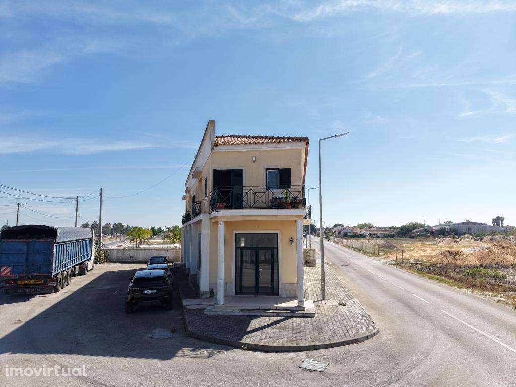 Prédio em propriedade Horizontal, com loja e habitação T4 - Grande imagem: 2/4