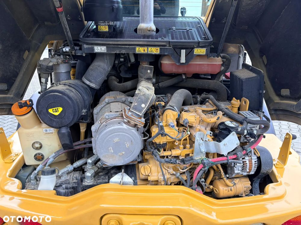 Caterpillar 908M - 16