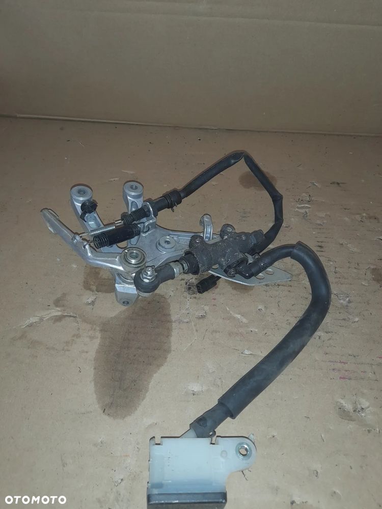 2007-2016 Honda Cbr600rr set prawy podnóżek kierowcy wraz z pompą hamulcową  MFJ -M - R     R-2     110 - 4