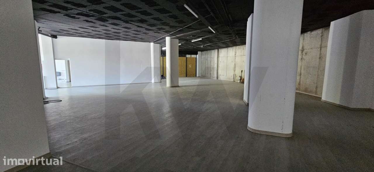Espaço Comercial para Arrendamento com 800,00 m2 e 18 estacionamentos - Grande imagem: 3/35