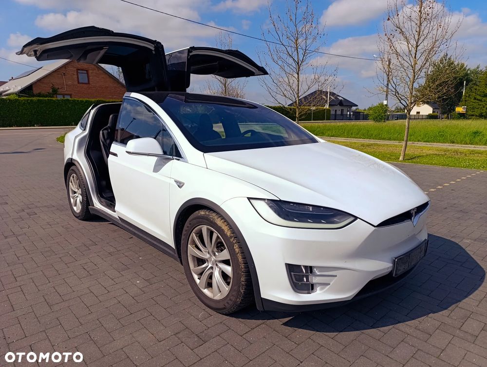 Tesla Model X - 22