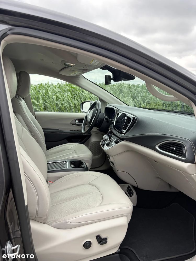 Chrysler Pacifica - 17