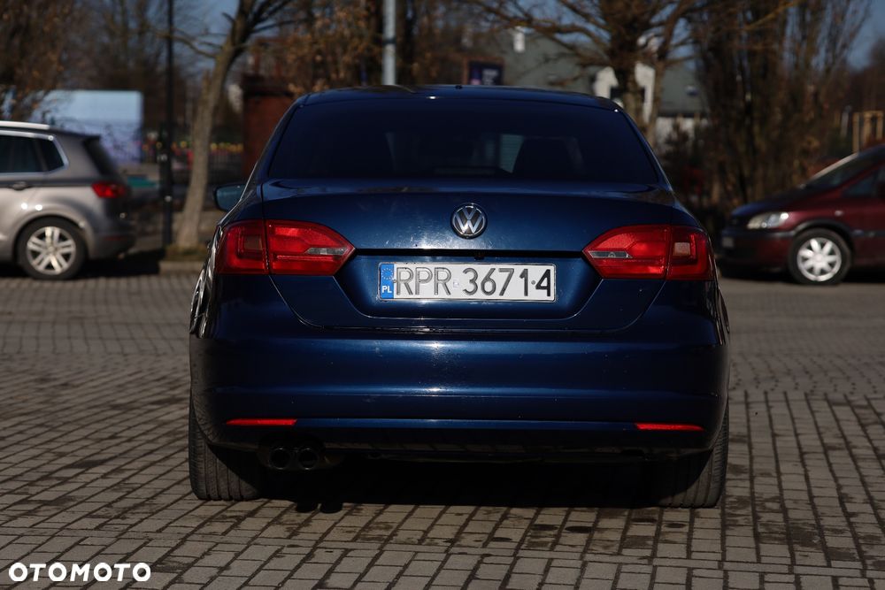 Volkswagen Jetta - 4