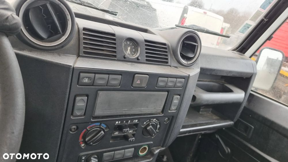 Land Rover Defender - 24