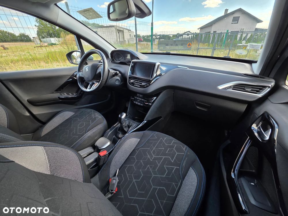 Peugeot 2008 BlueHDi 100 STOP & START Signature - 13
