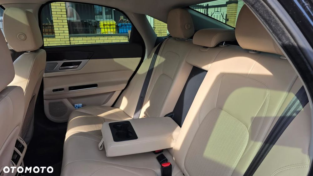 Jaguar XF 20d AWD Prestige - 22