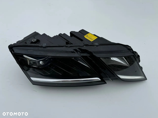 Reflektor LED lampa przednia 5E1941016E SKODA OCTAVIA III strona prawa