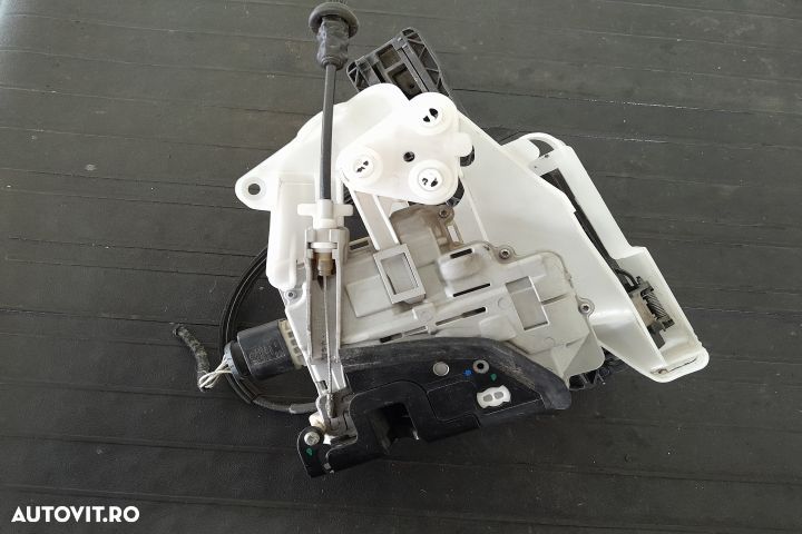 Broasca usa fata dreapta 3C1837016A 3C1837016A Volkswagen VW Passat B - 2
