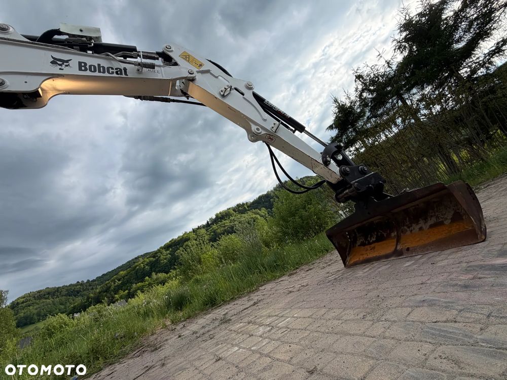 Bobcat E27z. Koparka Gąsienicowa 2,7 tony. 2024 rok. 870 mtg. Maszyna nie różni się od nowej z salonu!! Skarpówka Hydrauliczna! Pochodzi ze szkółki roślinnej z Norwegii. Zero luzów. pracowała przy krzewach!! Aktualna DEKRA dokumentacja. Silnik Yanmar! Linie Hydr. Dodatkowe. Szybkozłącze Hydr. Szybka wolna jazda. Wersja Norweska. Długie ramię. OKAZJA. Zero wycieków. Sztywna maszyna! - 39