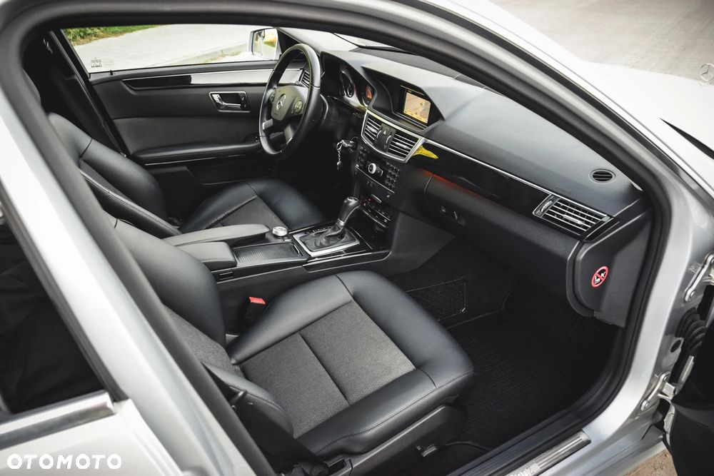 Mercedes-Benz Klasa E 200 CGI BlueEFFICIENCY 7G-TRONIC Avantgarde - 26
