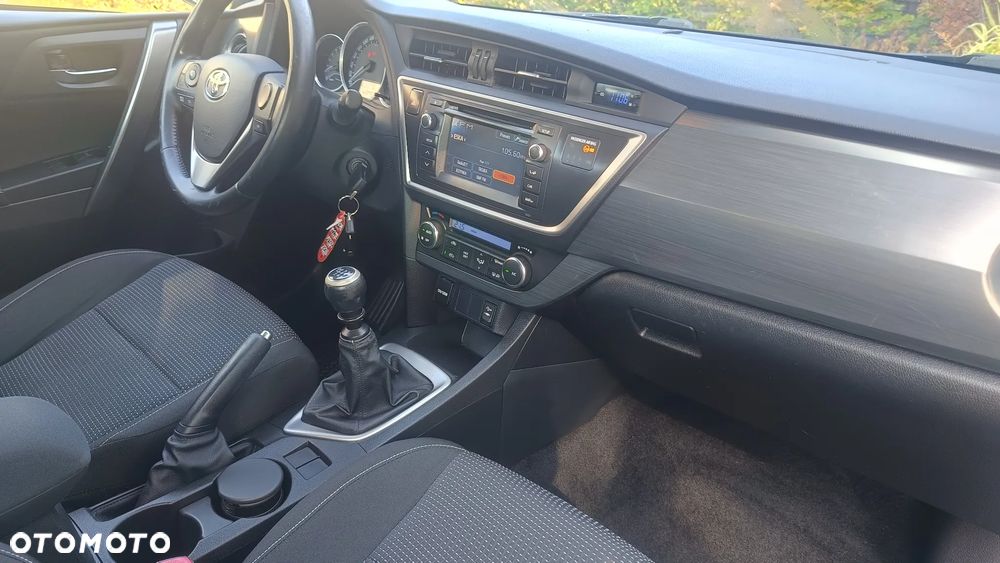 Toyota Auris 1.6 Premium Comfort - 6