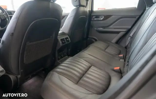 Jaguar F-Pace ver-20d-awd-portfolio - 12