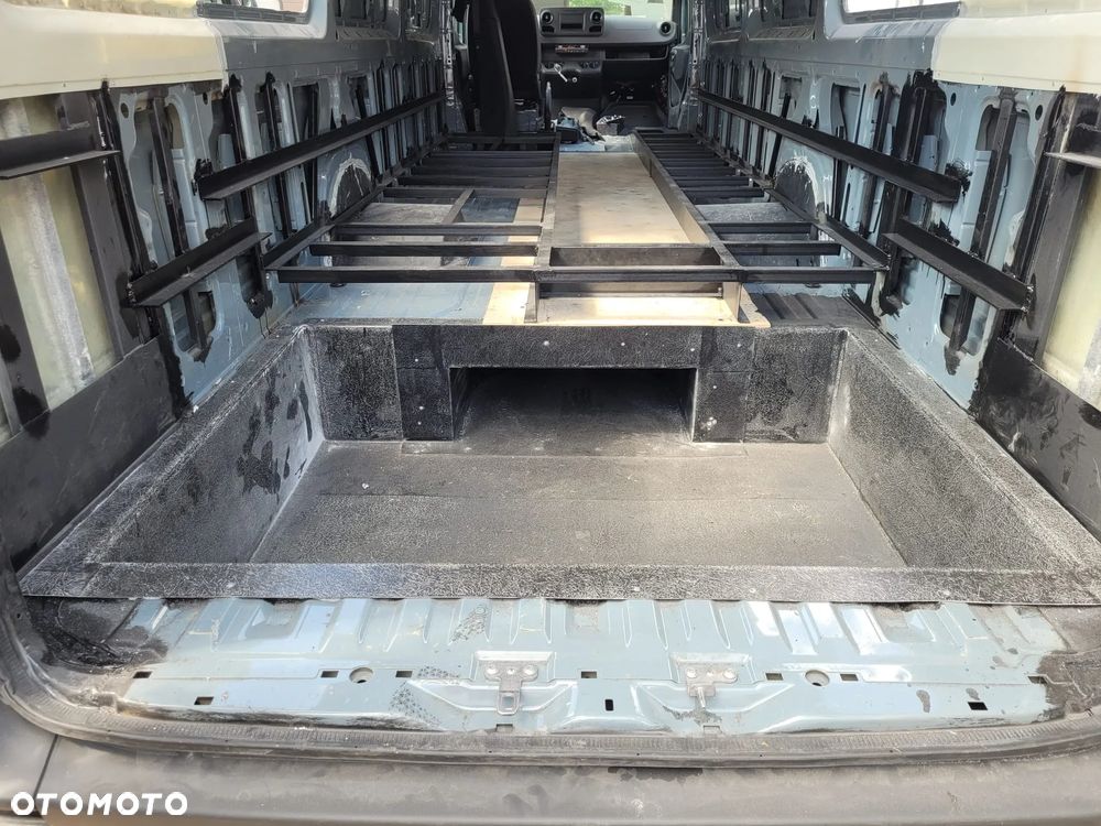 Mercedes-Benz Sprinter - 16