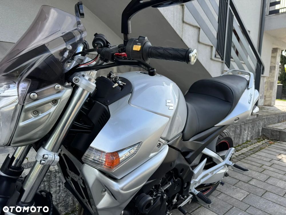 Suzuki GSR - 6