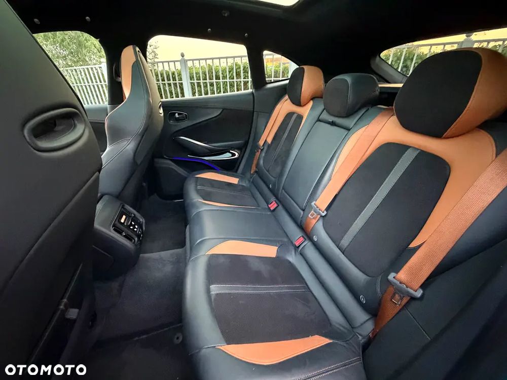 Aston Martin DBX - 13