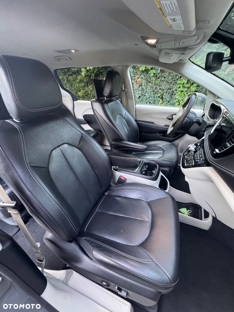 Chrysler Pacifica - 36