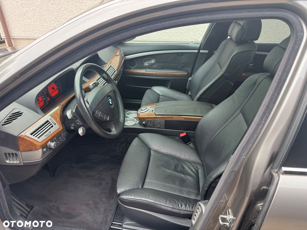 BMW Seria 7 740i - 12