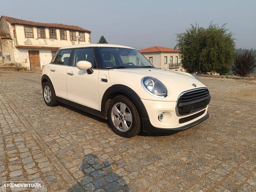 MINI 5 Portas Cooper Essential - 2