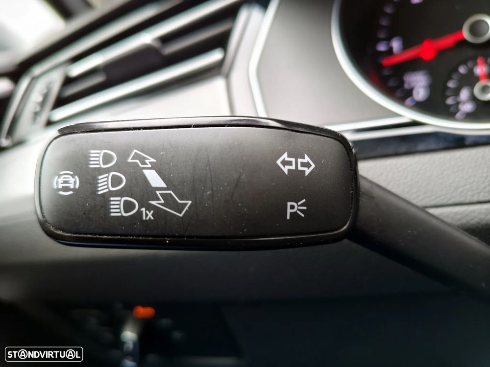 VW Passat Variant 1.6 TDI Business DSG - 24