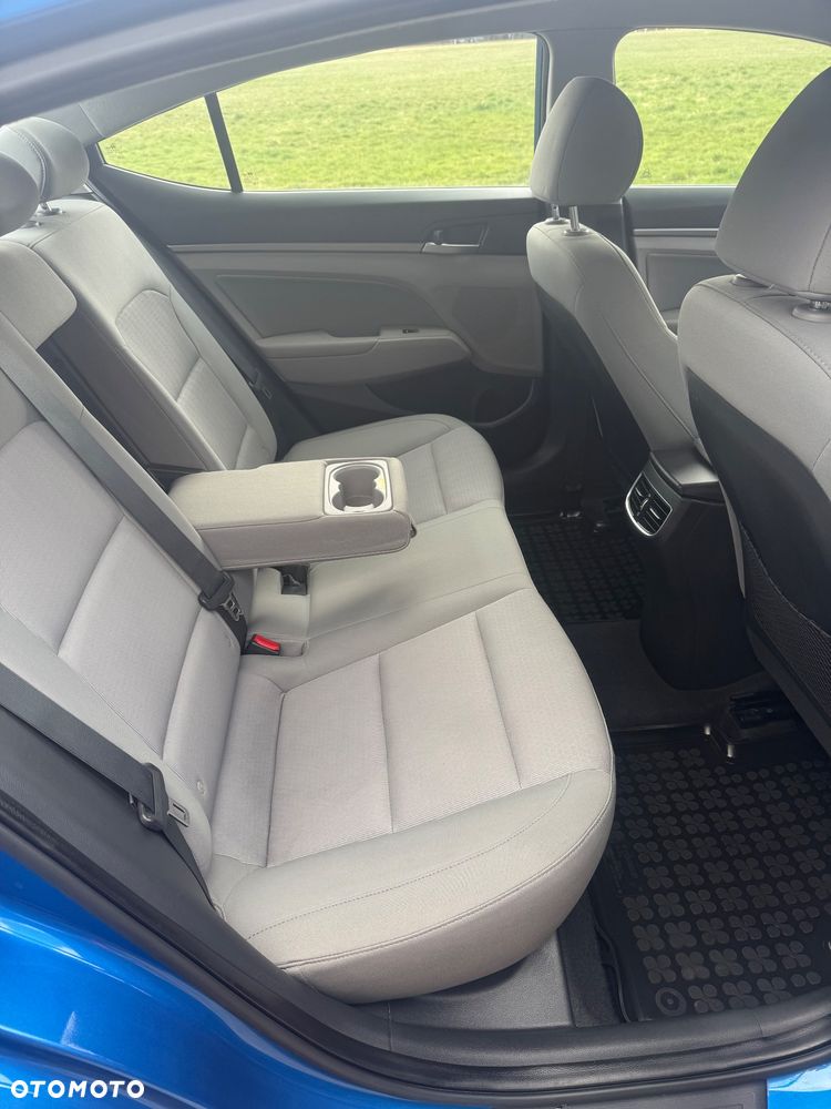 Hyundai Elantra 1.6 Comfort - 10