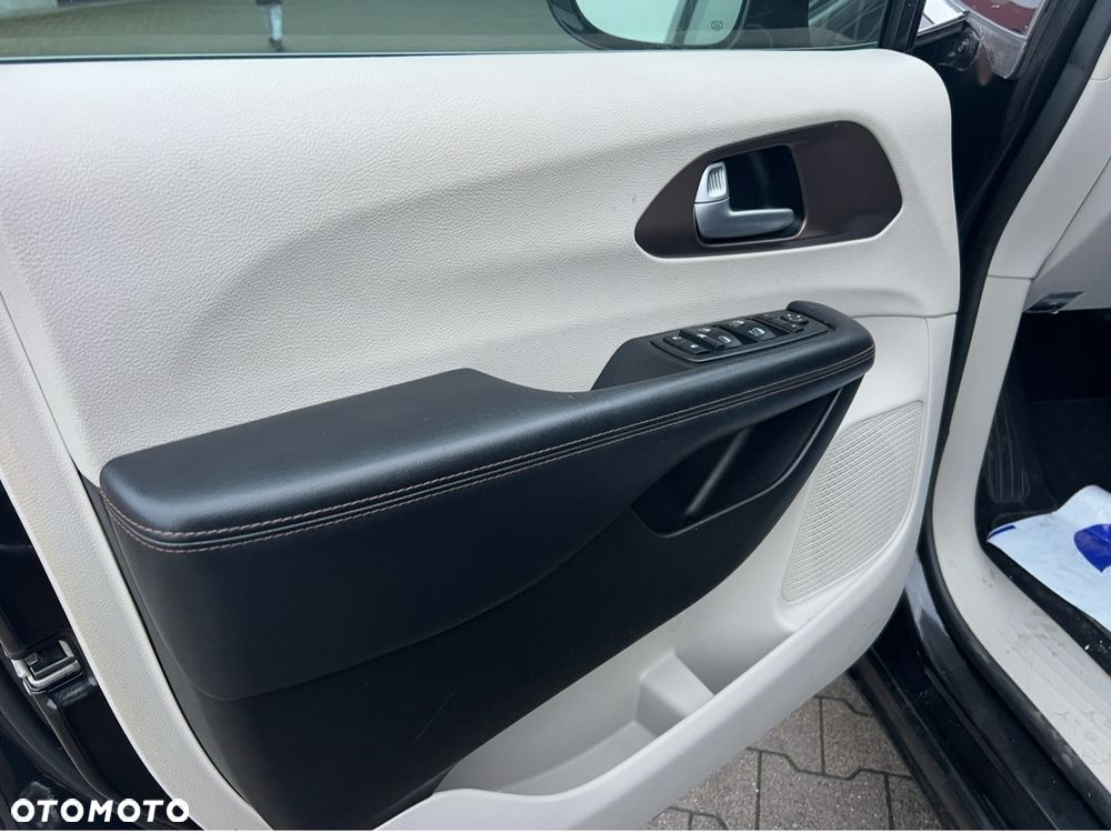 Chrysler Pacifica - 16