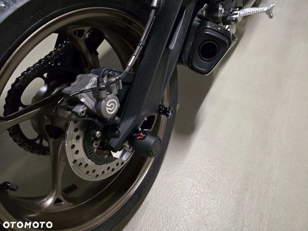 Triumph Street Triple - 10