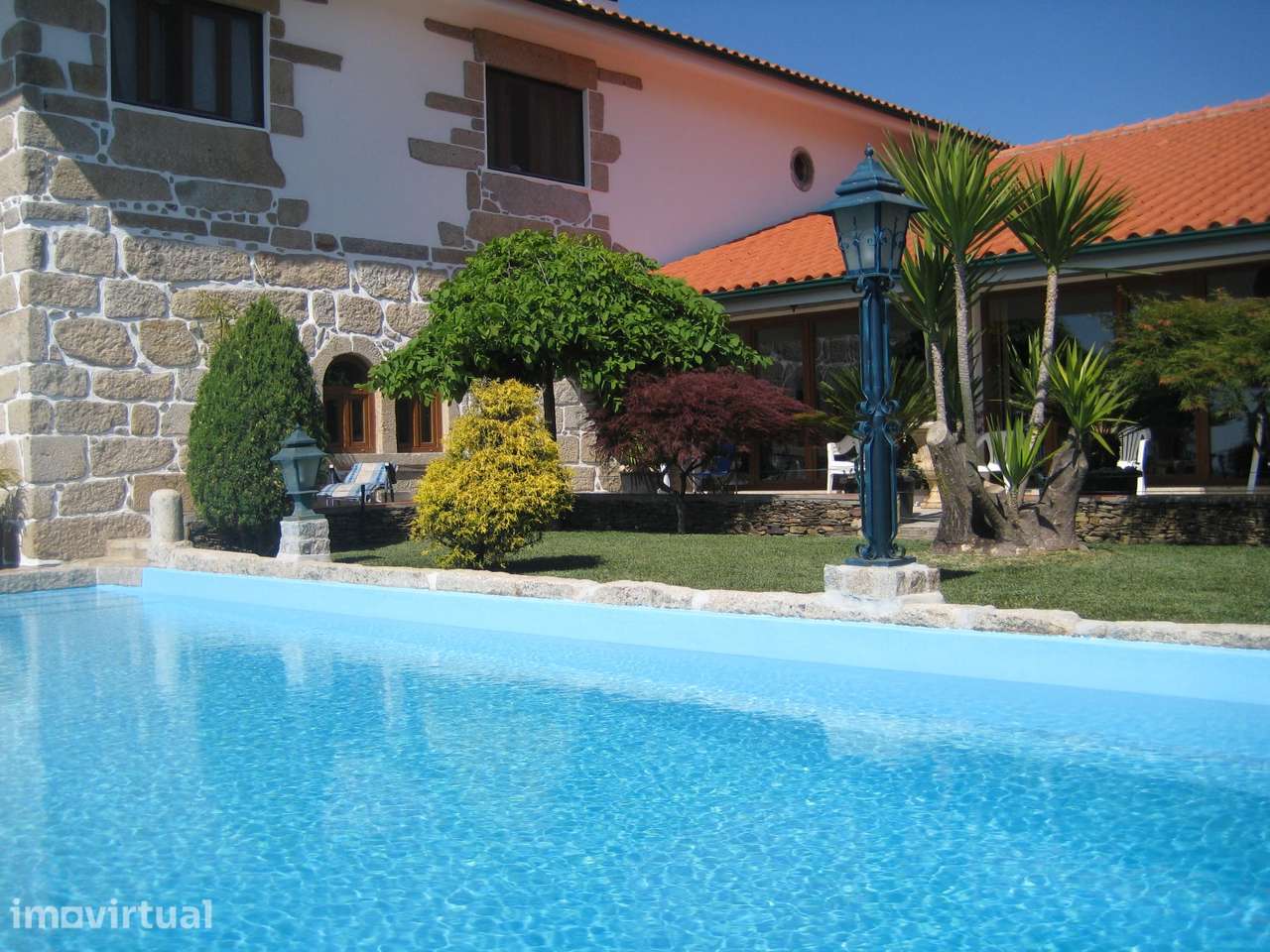 Moradia T4 com piscina e jardins - Grande imagem: 2/18