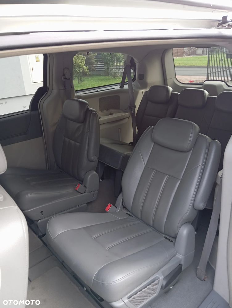 Chrysler Town & Country - 8