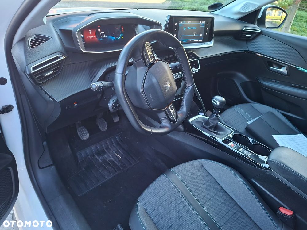 Peugeot 208 - 8