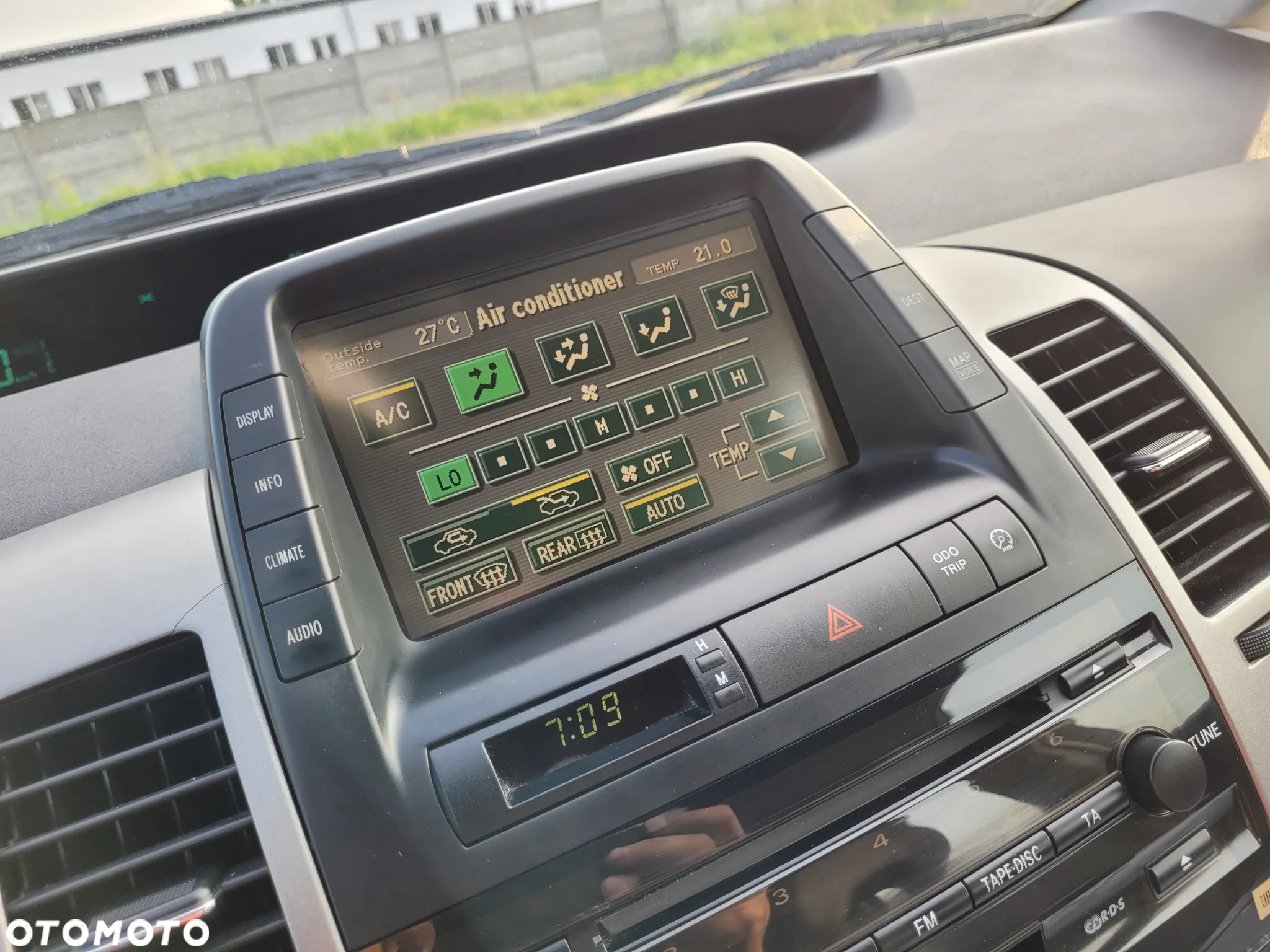 Toyota Prius (Hybrid) - 25