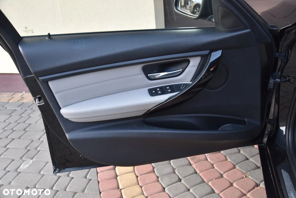 BMW Seria 3 320d Sport Line - 34