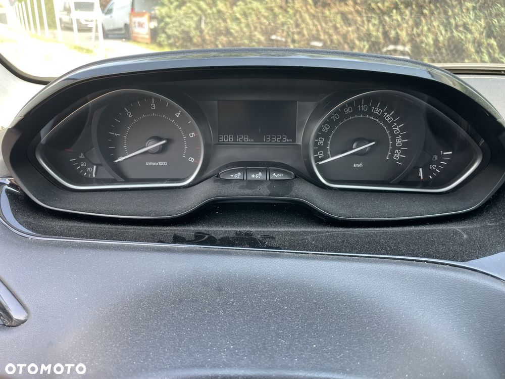 Peugeot 208 - 8