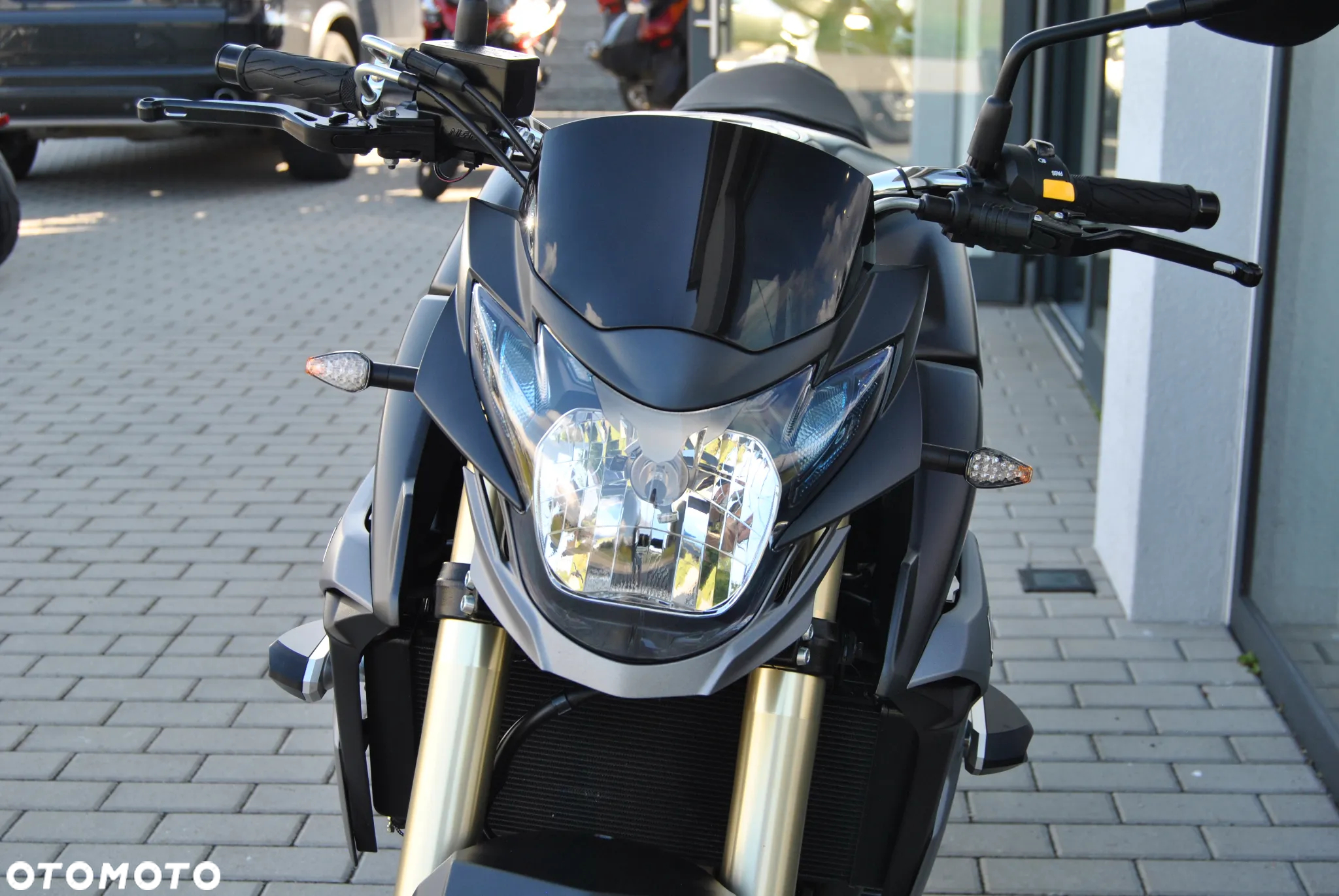 Suzuki GSR - 6