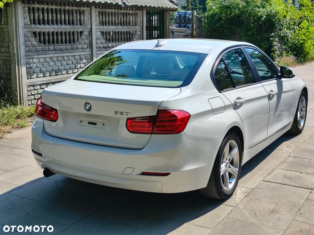 BMW Seria 3 320i Sport-Aut Luxury Line - 2