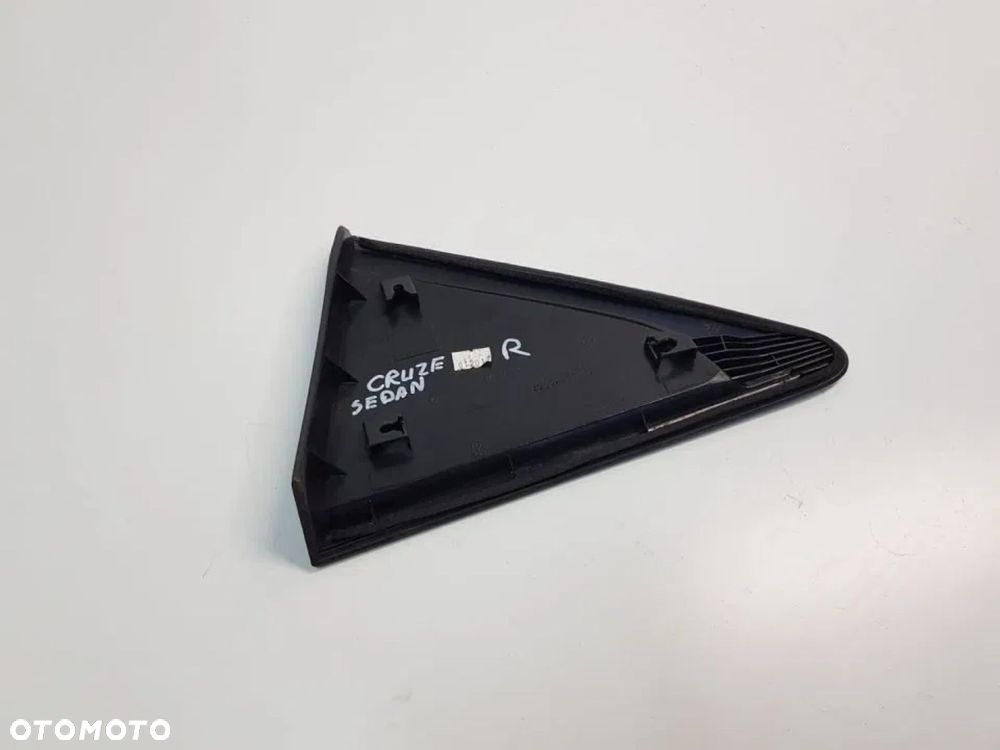 TRÓJKĄT ZAŚLEPKA PRAWY TYŁ CRUZE J300 SEDAN - 2