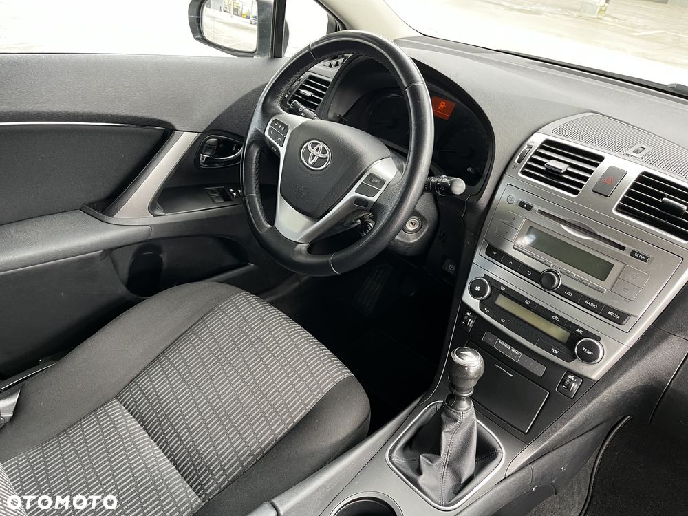 Toyota Avensis 1.6 Comfort - 24