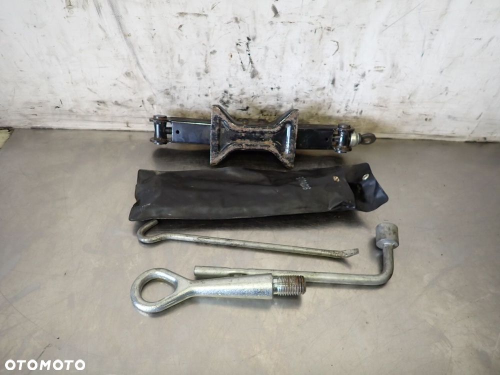 ZESTAW NARZĘDZIOWY MITSUBISHI LANCER VIII - 2