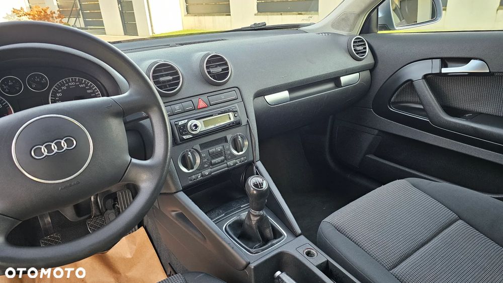 Audi A3 3-drzwiowe 1.6 Attraction - 12