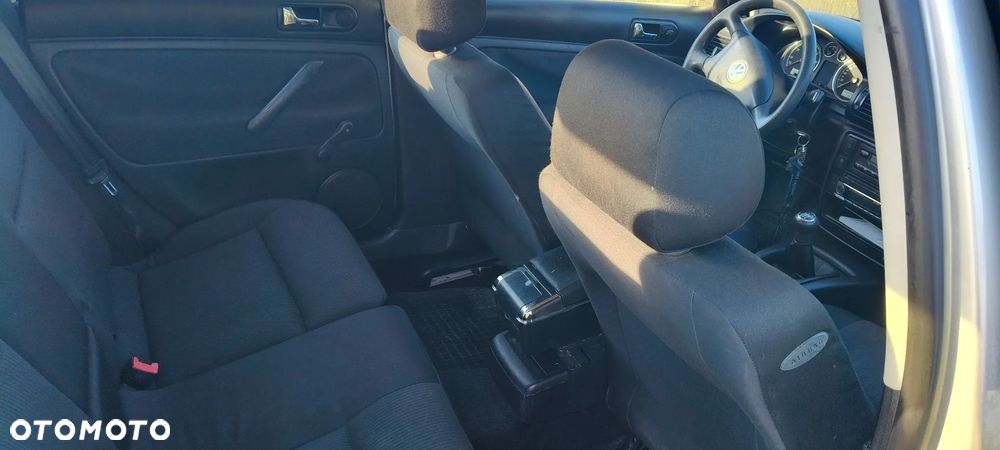 Volkswagen Passat 1.6 Comfortline - 5