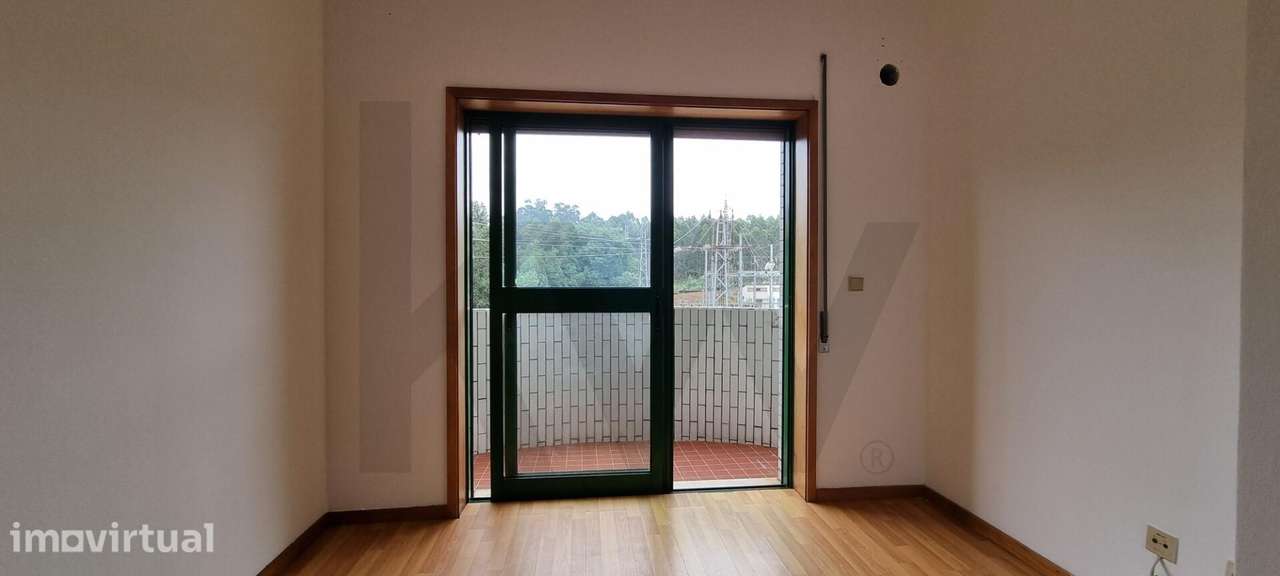T2 Luminoso com Lareira, Varanda, Garagem e Arrumos junto à Estrada D. - Grande imagem: 4/38