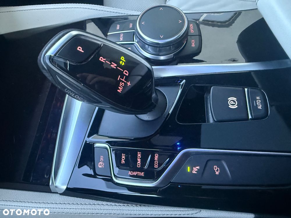 BMW Seria 5 M550i xDrive - 38