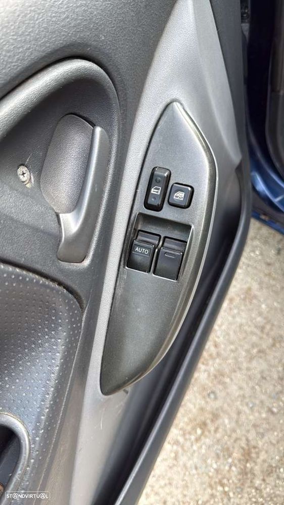 Toyota Yaris 1.0 Base C/Radio - 12