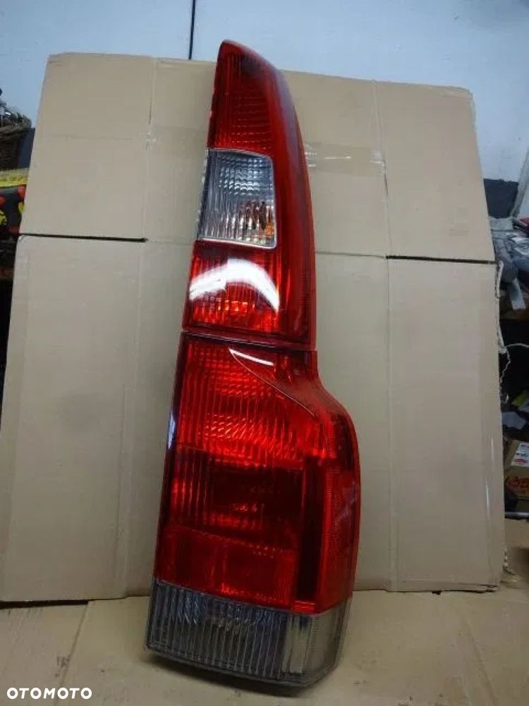 VOLVO V70 KOMBI LAMPA TYŁ PRAWA KOMPLETNA - 1