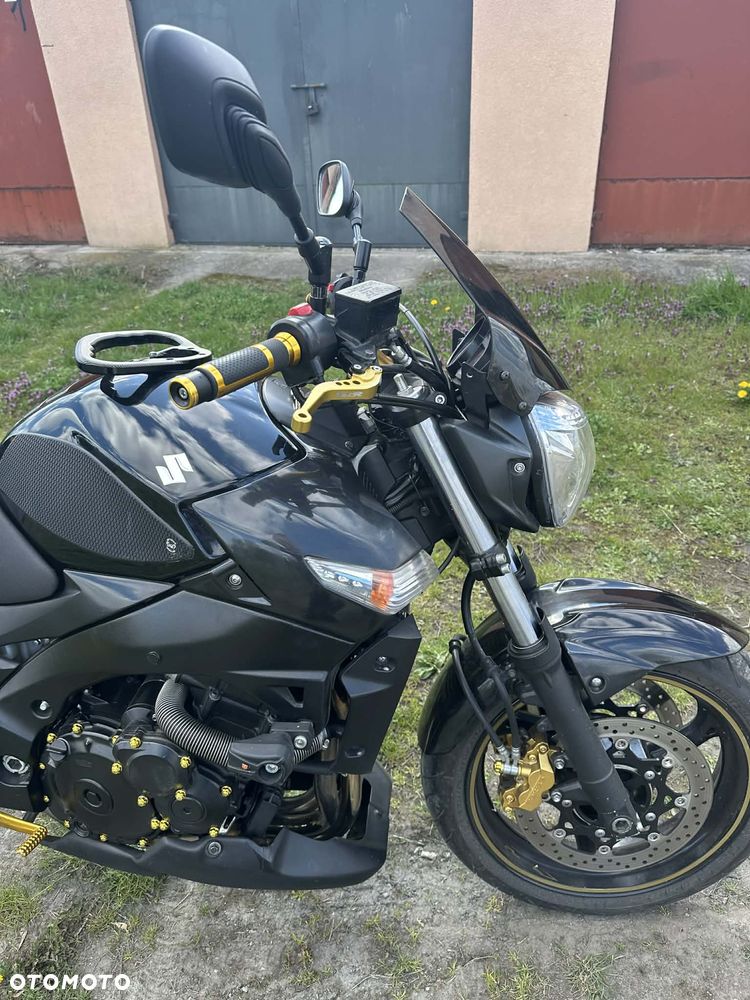 Suzuki GSR - 3