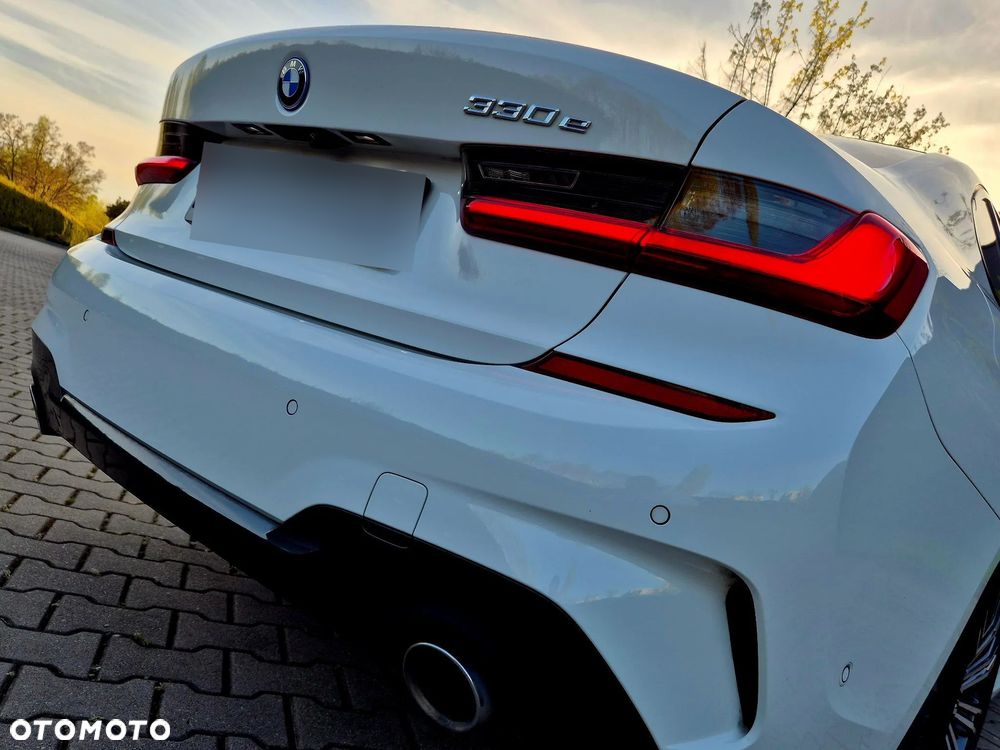 BMW Seria 3 330e M Sport - 12