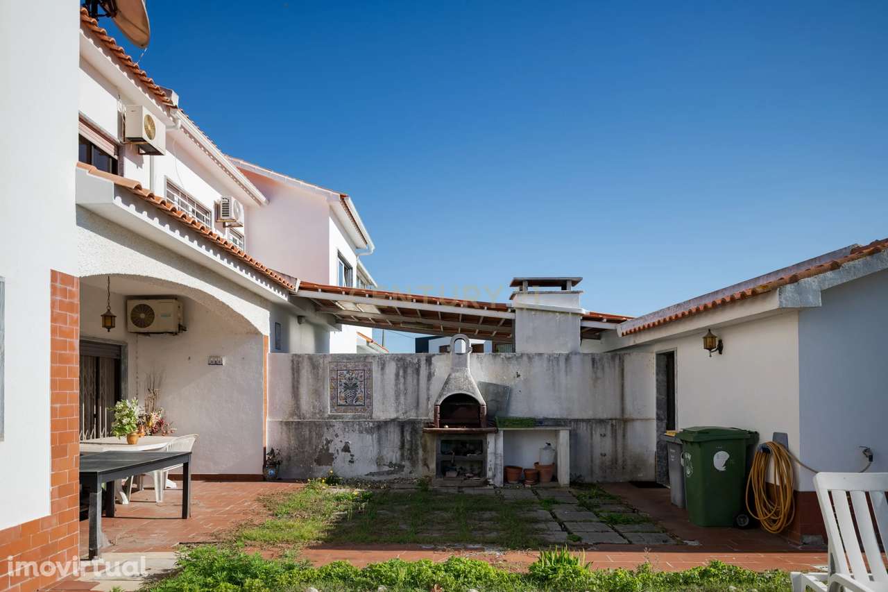 Moradia T4 | Piscina e Terreno 900 m² na Marisol | Bifamiliar - Grande imagem: 3/37