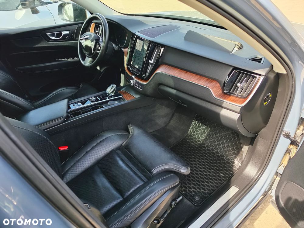 Volvo XC 60 B4 D AWD Plus Dark - 20